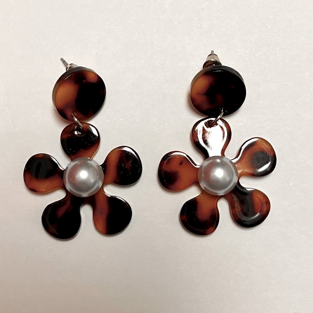 Earrings-Flower, NIP, acrylic browns, faux pearl, 1.25x1.18”, ltweight, gift box